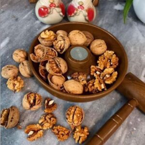 ظرف گردو شکن چوبی با دسته‌